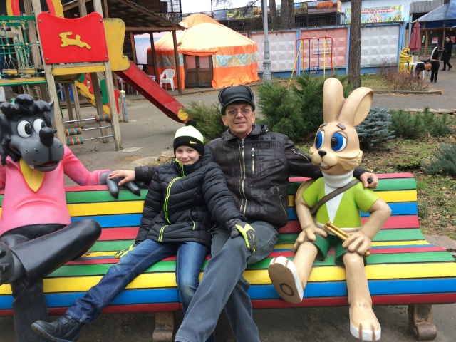 Файл:Артем на лавке.jpg