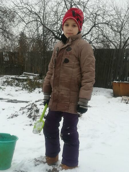 Файл:Артем месит снег.jpg