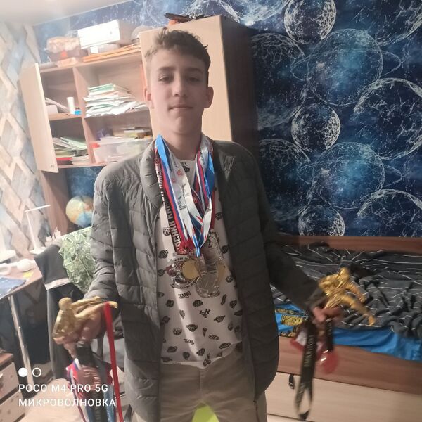 Файл:Артём с медалями.jpg