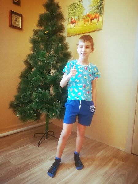 Файл:Артем и елка класс.jpg