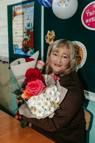 Файл:Оксана и цветы.jpg