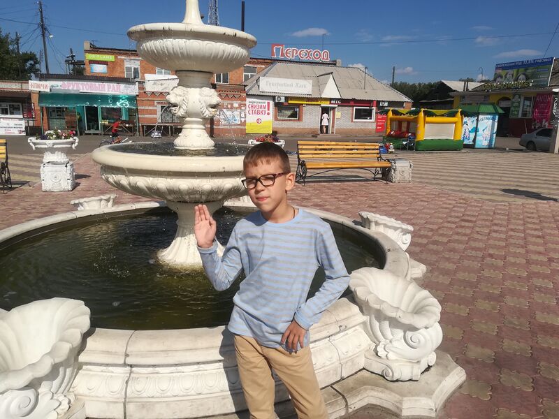 Файл:Артем и фонтан.jpg