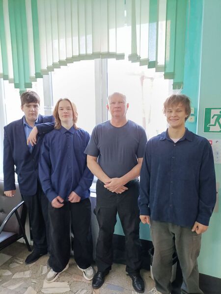 Файл:Цинь Цинь с кентами.jpg